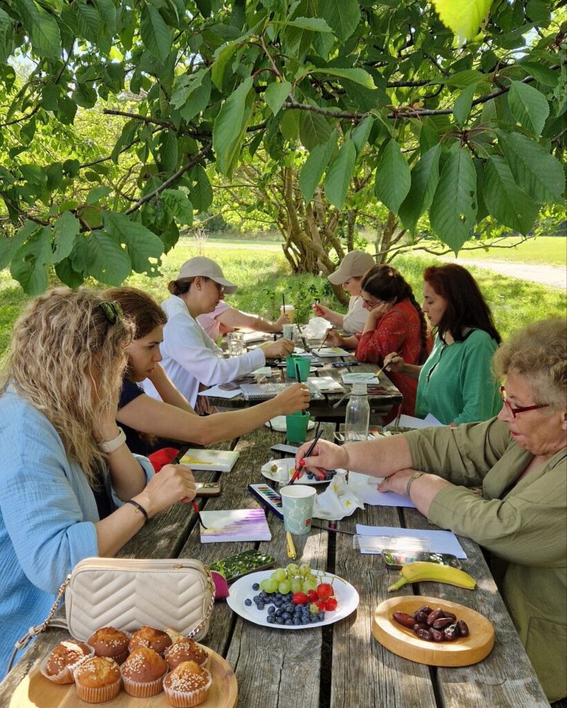 gruppsessioner som kombinerar meditation och konst. 
